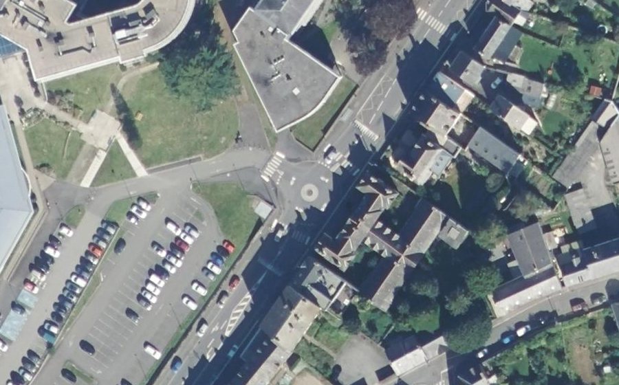 Vue aérienne du Rond-point anonyme n°387610232