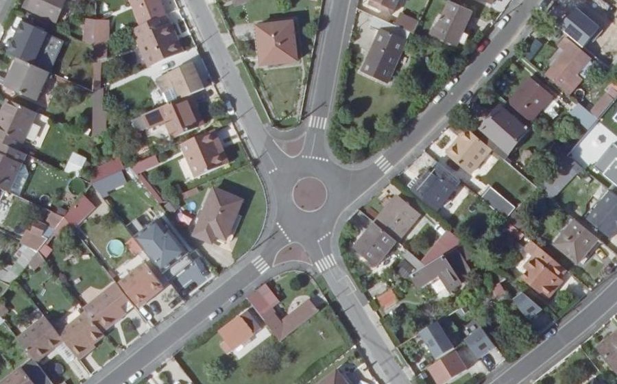Vue aérienne du Rond-point anonyme n°38764437