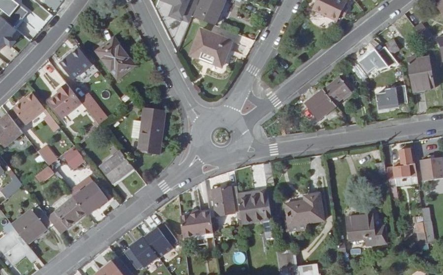 Vue aérienne du Rond-point anonyme n°38764534