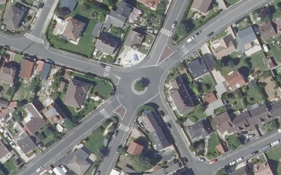 Vue aérienne du Rond-point anonyme n°38764869