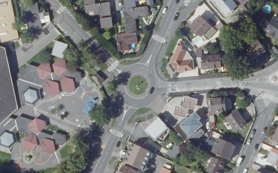 Vue aérienne du Rond-point anonyme n°38766981