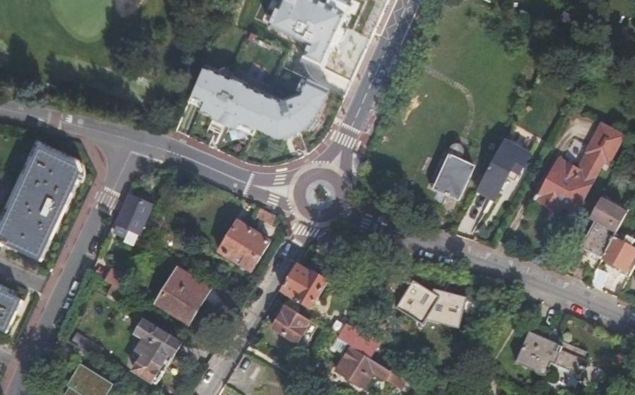 Vue aérienne du Rond-point anonyme n°38772751