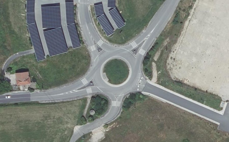Vue aérienne du Rond-point anonyme n°387727685