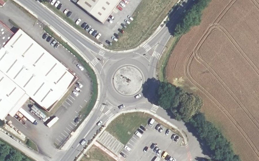 Vue aérienne du Rond-point anonyme n°38775424