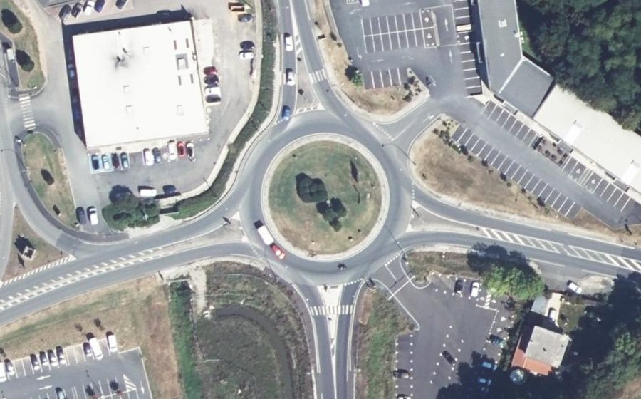 Vue aérienne du Rond-point anonyme n°38780488