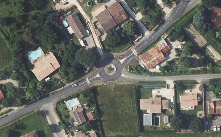 Vue aérienne du Rond-point anonyme n°387835292