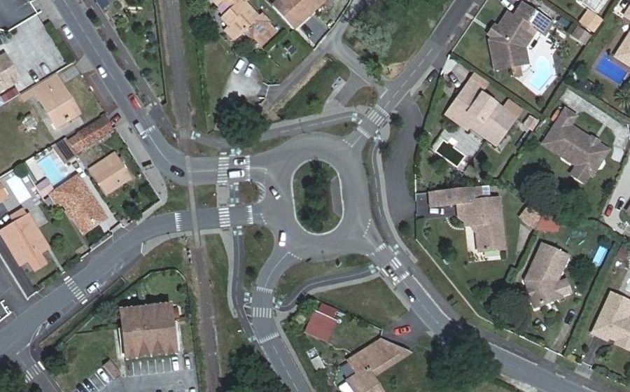 Vue aérienne du Rond-point anonyme n°387883549
