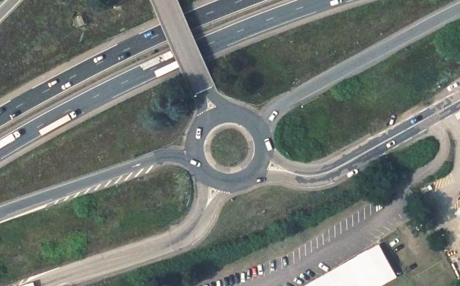 Vue aérienne du Rond-point anonyme n°38789015