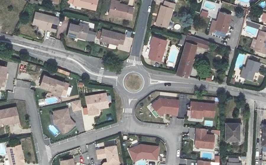 Vue aérienne du Rond-point anonyme n°388010453