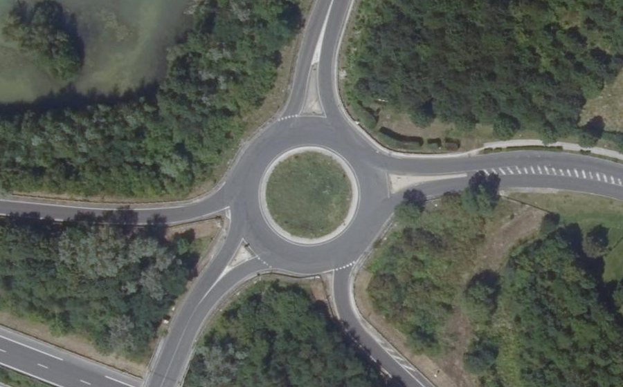 Vue aérienne du Rond-point anonyme n°38802431