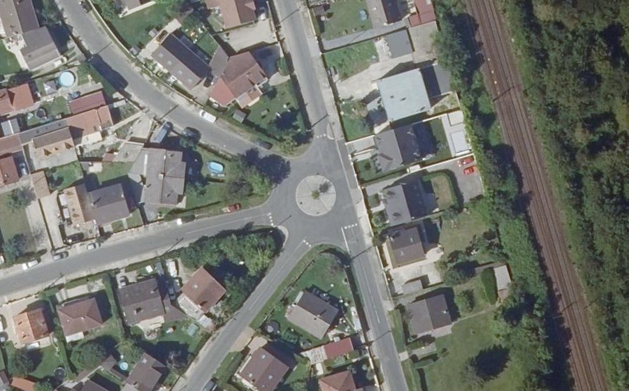 Vue aérienne du Rond-point anonyme n°38802561