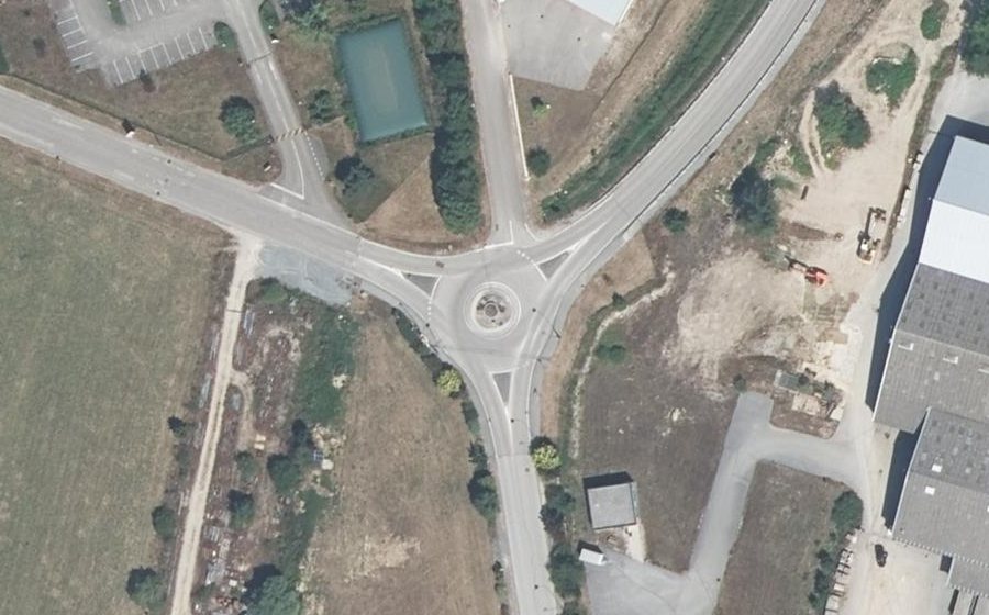 Vue aérienne du Rond-point anonyme n°38807335