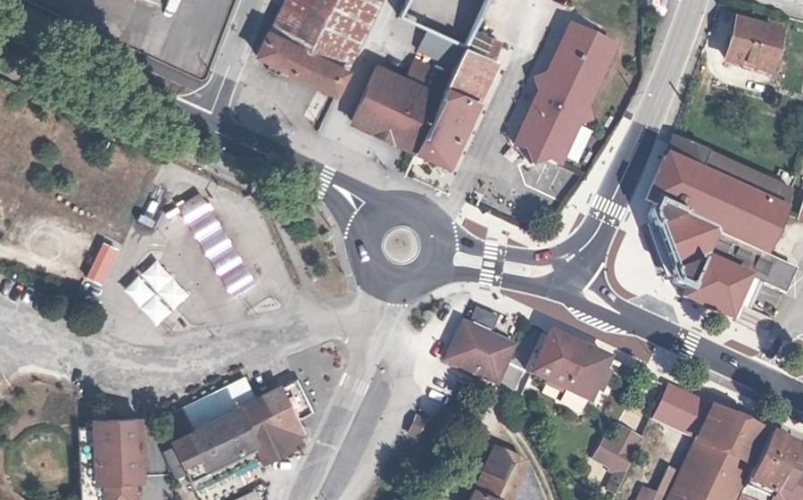 Vue aérienne du Rond-point anonyme n°38807632