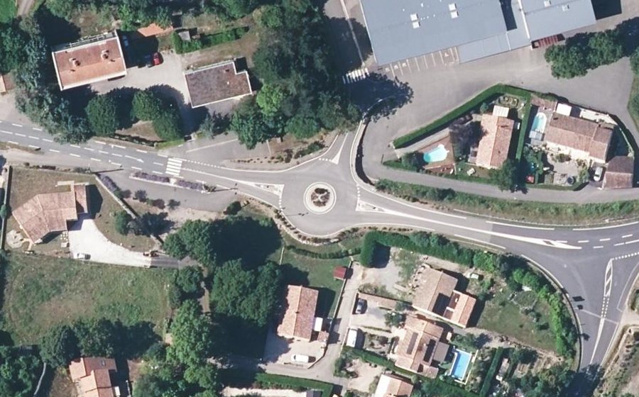 Vue aérienne du Rond-point anonyme n°388095315