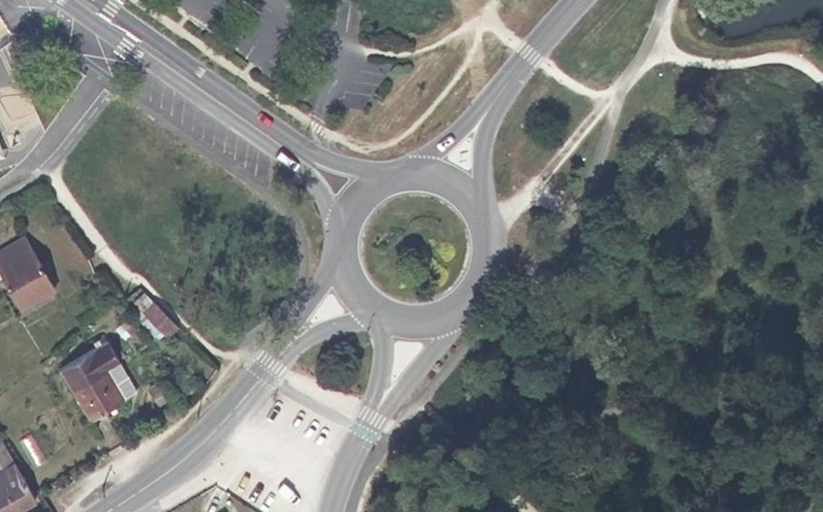 Vue aérienne du Rond-point anonyme n°38810240
