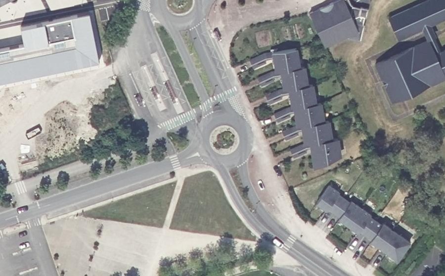 Vue aérienne du Rond-point anonyme n°38813872