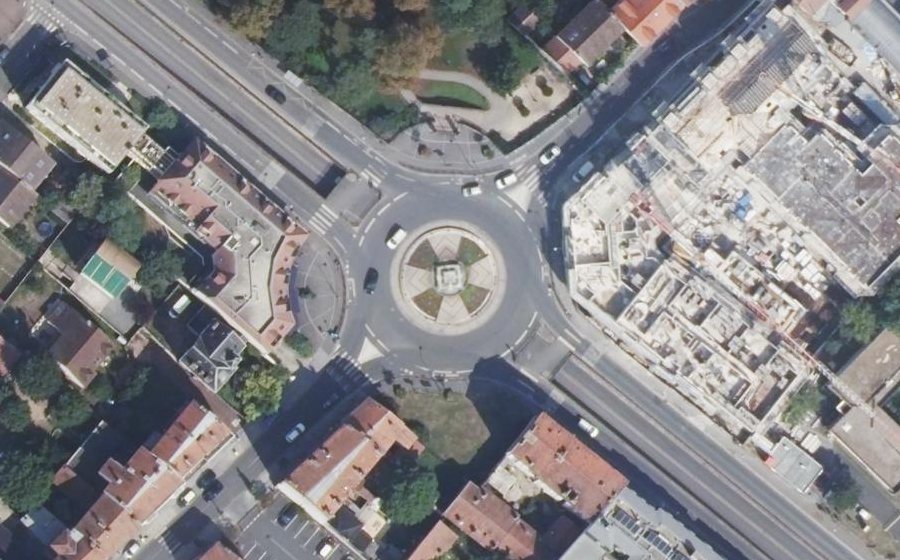 Vue aérienne du Rond-point anonyme n°388154645