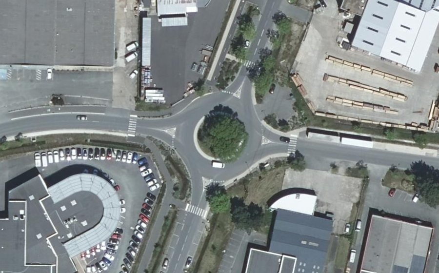 Vue aérienne du Rond-point anonyme n°38820513