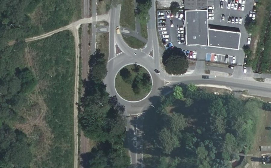 Vue aérienne du Rond-point anonyme n°38820525