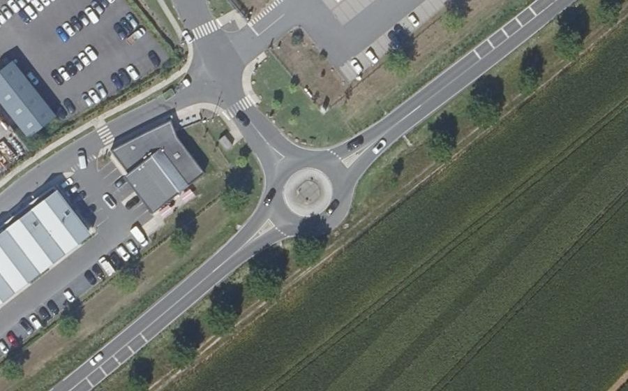 Vue aérienne du Rond-point anonyme n°388212497