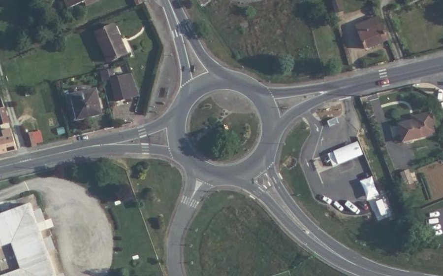Vue aérienne du Rond-point anonyme n°38821580