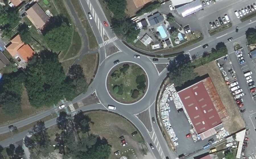 Vue aérienne du Rond-point anonyme n°38826035