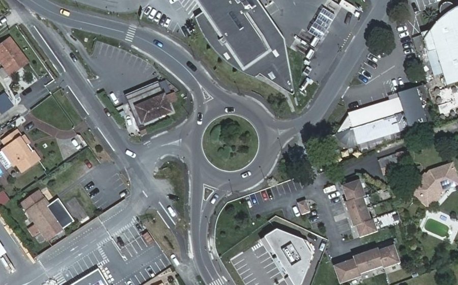 Vue aérienne du Rond-point anonyme n°38826061