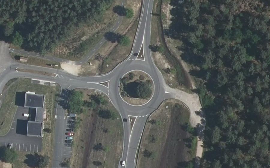 Vue aérienne du Rond-point anonyme n°38826082