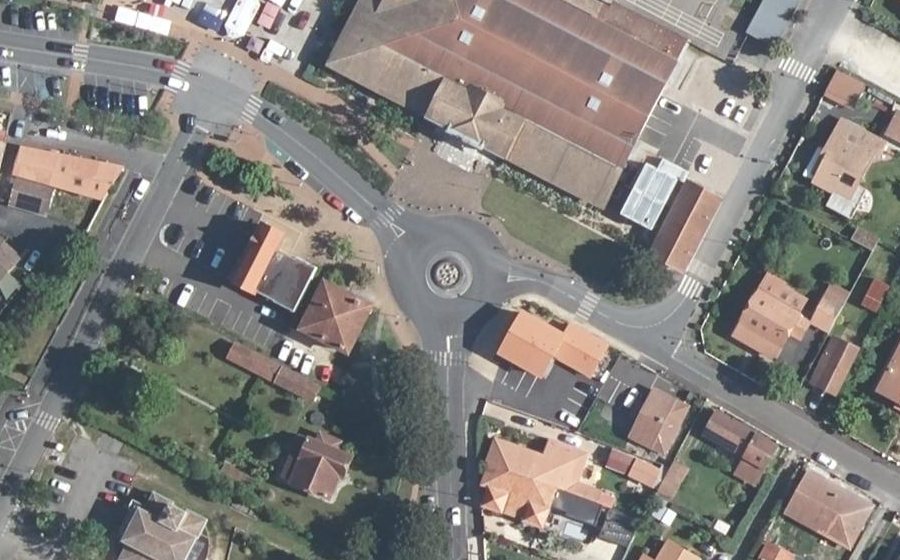 Vue aérienne du Rond-point anonyme n°38826089