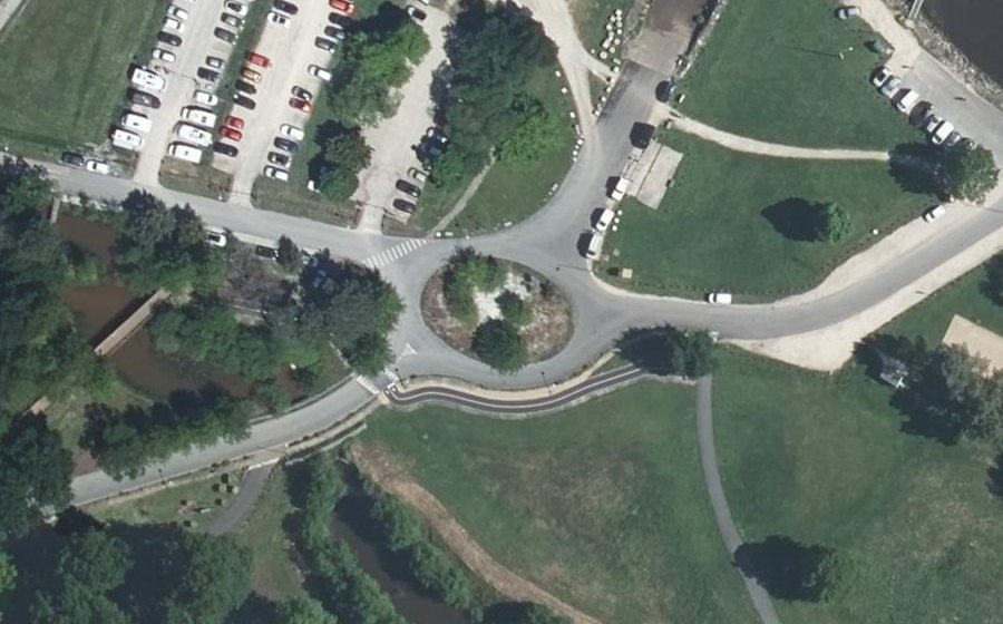 Vue aérienne du Rond-point anonyme n°38826096