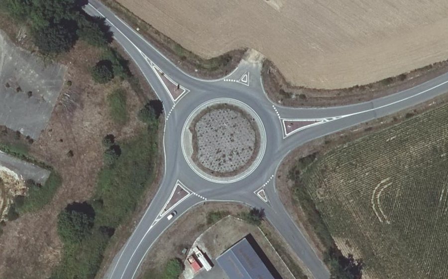 Vue aérienne du Rond-point anonyme n°388285317