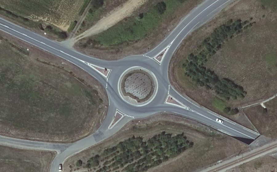 Vue aérienne du Rond-point anonyme n°388285319