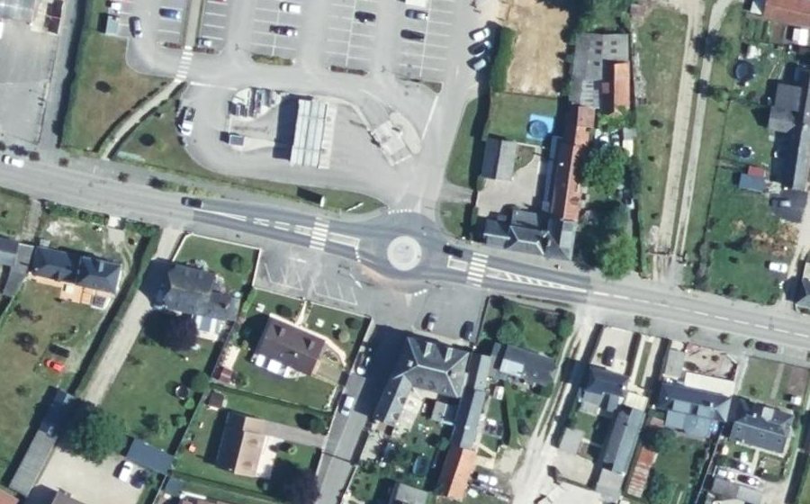 Vue aérienne du Rond-point anonyme n°388287777