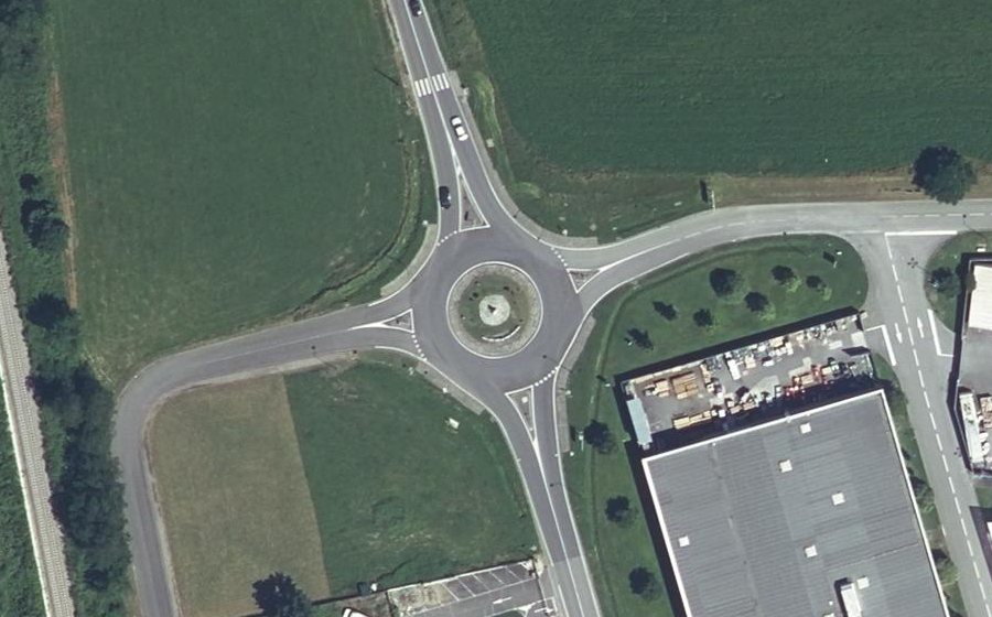 Vue aérienne du Rond-point anonyme n°388300721
