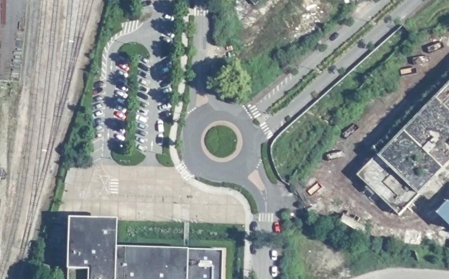 Vue aérienne du Rond-point anonyme n°388311309
