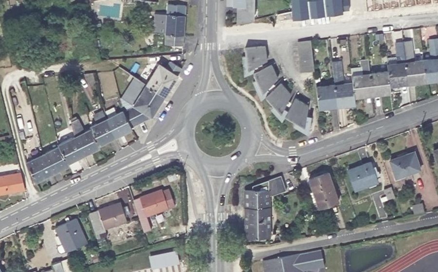 Vue aérienne du Rond-point anonyme n°38833284