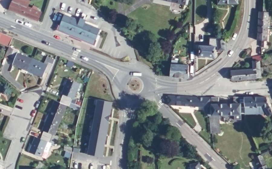 Vue aérienne du Rond-point anonyme n°38834747