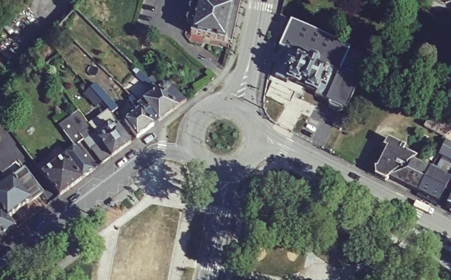 Vue aérienne du Rond-point anonyme n°38842552