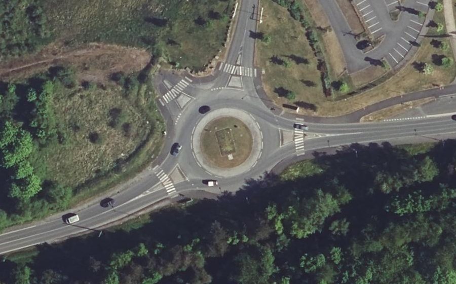 Vue aérienne du Rond-point anonyme n°388440705