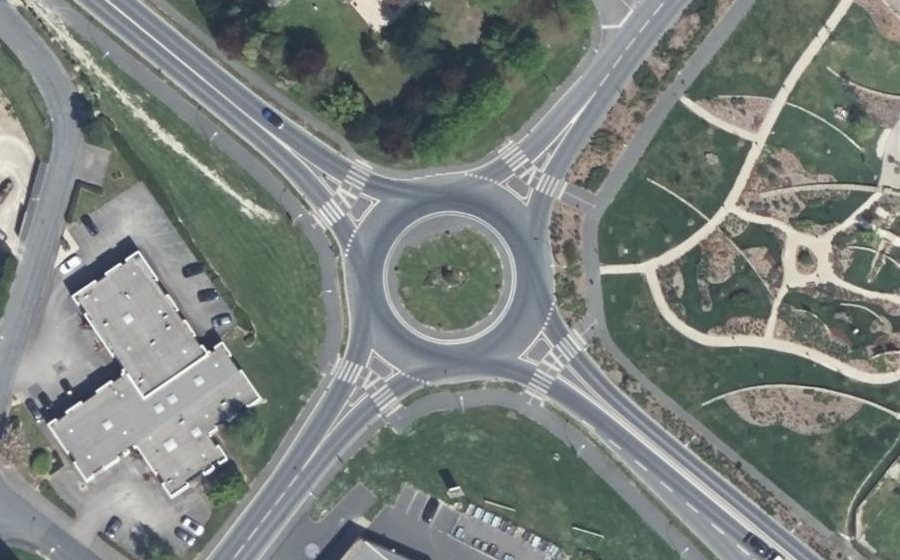 Vue aérienne du Rond-point anonyme n°388523990