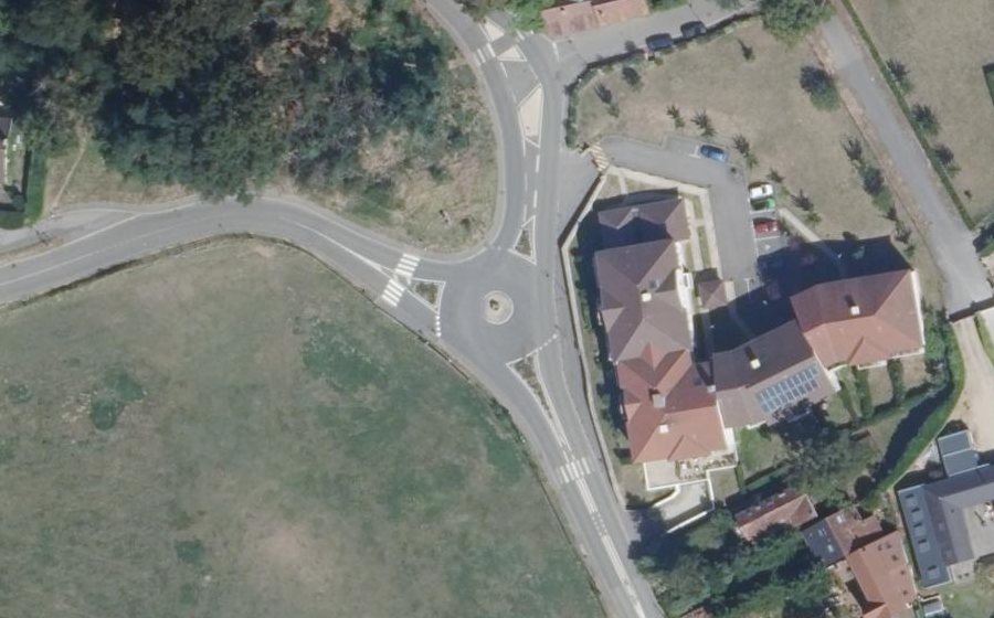 Vue aérienne du Rond-point anonyme n°38861884