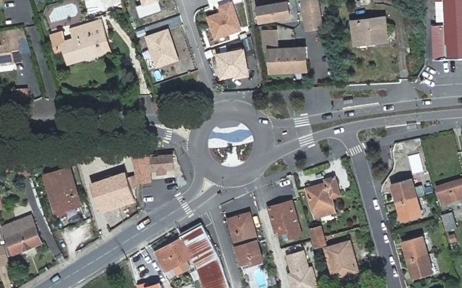 Vue aérienne du Rond-point anonyme n°38862434