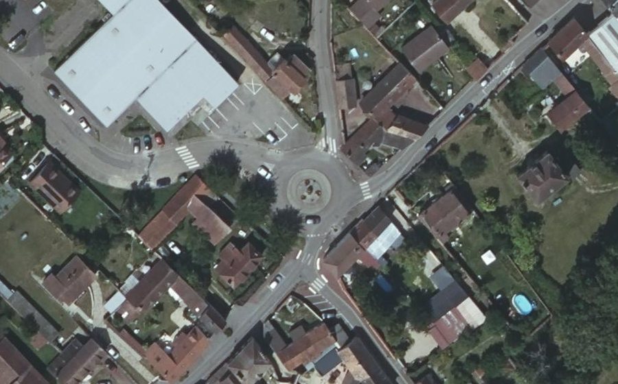 Vue aérienne du Rond-point anonyme n°38866415