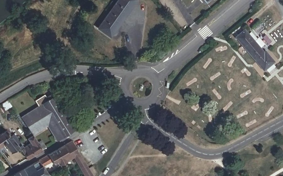 Vue aérienne du Rond-point anonyme n°38867105