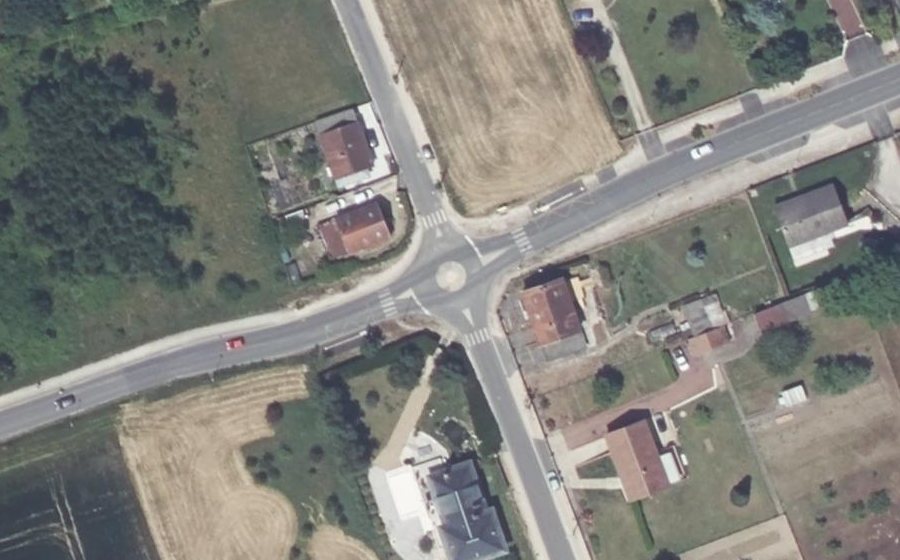 Vue aérienne du Rond-point anonyme n°38869398