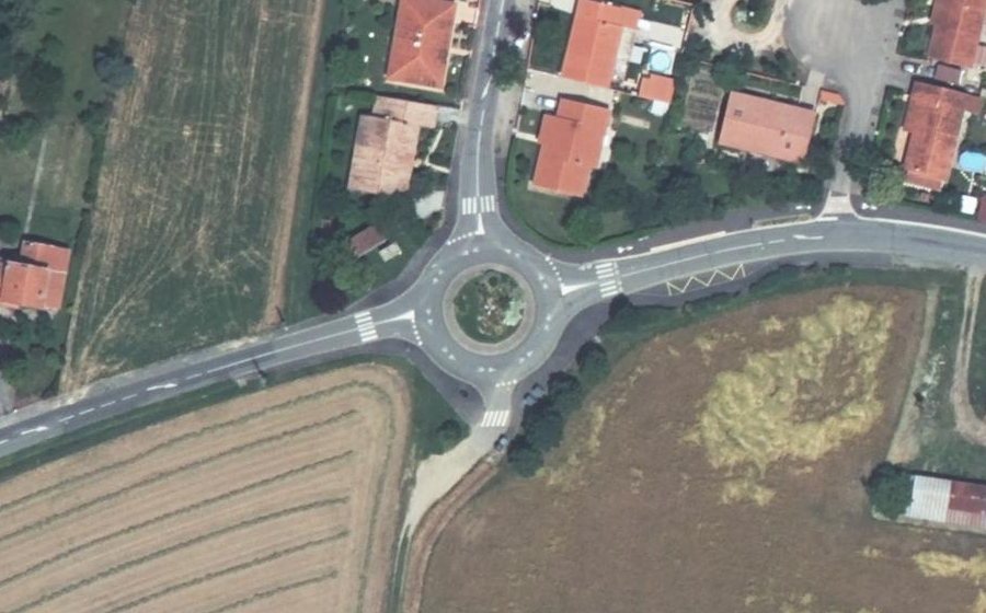 Vue aérienne du Rond-point anonyme n°38875822