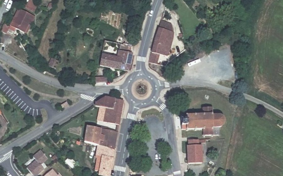 Vue aérienne du Rond-point anonyme n°38876421