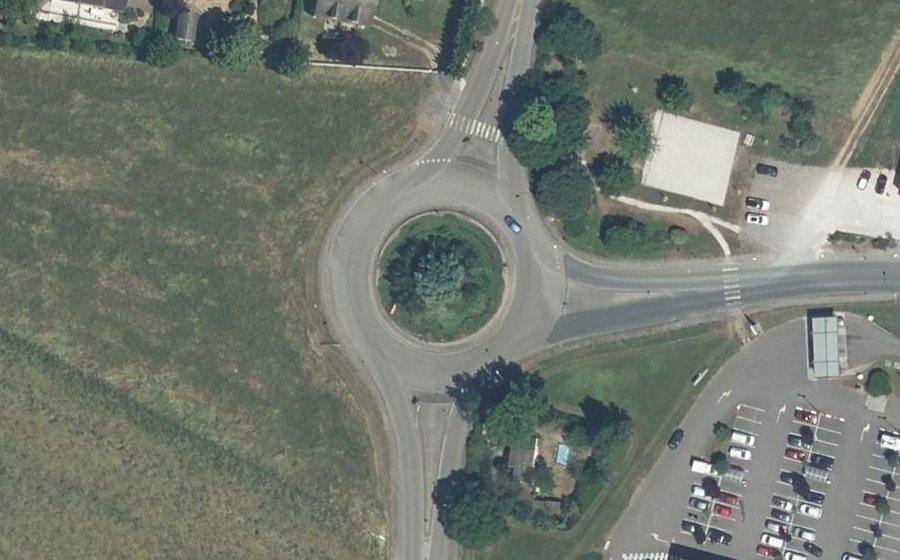 Vue aérienne du Rond-point anonyme n°38879057