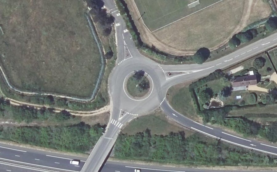Vue aérienne du Rond-point anonyme n°38901245