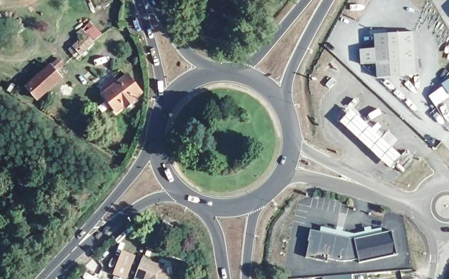 Vue aérienne du Rond-point anonyme n°389071399